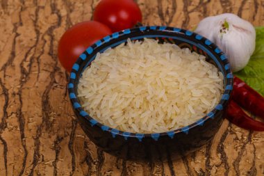 Kabın içinde çiğ çiğ pirinç