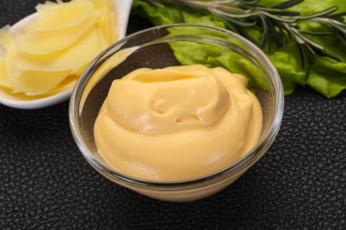 Kabın içinde peynir sos