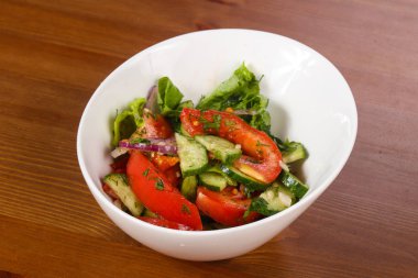 Domatesli sebze salatası, salatalık