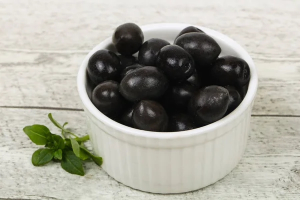 Black olives in the bowl — Stock Photo, Image