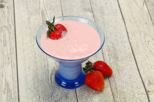 Yogurt con fragola nella ciotola — Foto Stock