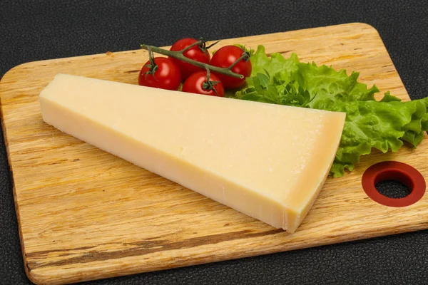 Triangle de fromage parmesan traditionnel italien — Photo