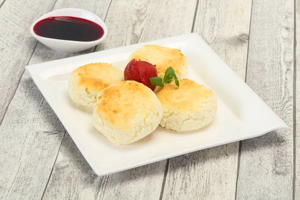 Curd pancakes with jam and stravberry — Stock Photo, Image