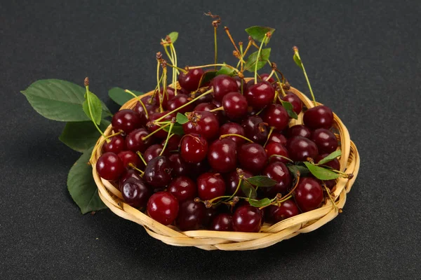 Sweet ripe cherry with leaves — Stock Photo, Image