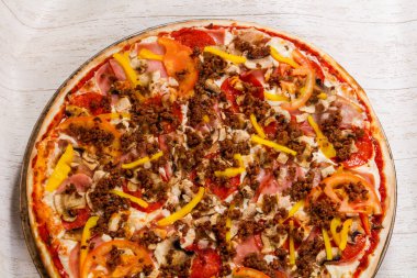 Kıyılmış et ile pizza