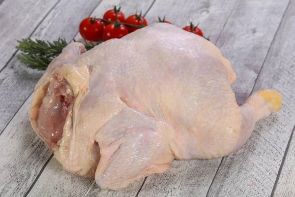 Сырая курица готова к приготовлению — стоковое фото