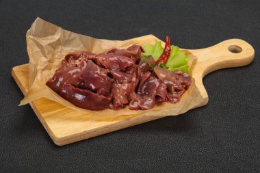 Çiğ tavuk karaciğeri pişirmek için hazır