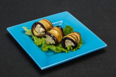 Peynir ve otlar ile patlıcan rulo dolması