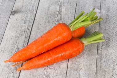 Üç Genç taze olgun havuç