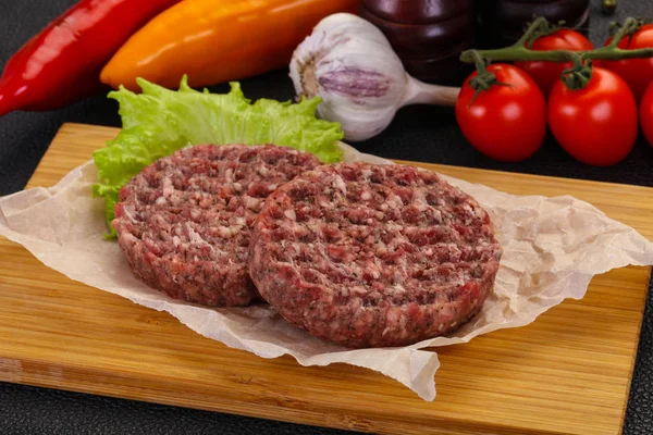 Çiğ burger pirzola — Stok fotoğraf