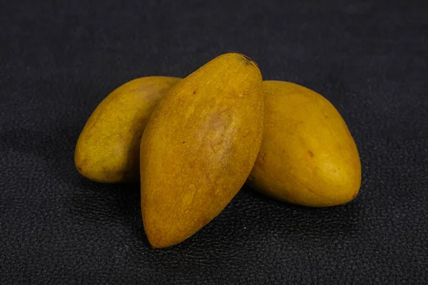 Buah tropis eksotis Sapodilla di piring — Stok Foto