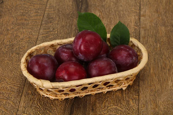 Plum heap in the wooden basket — Stock Photo, Image