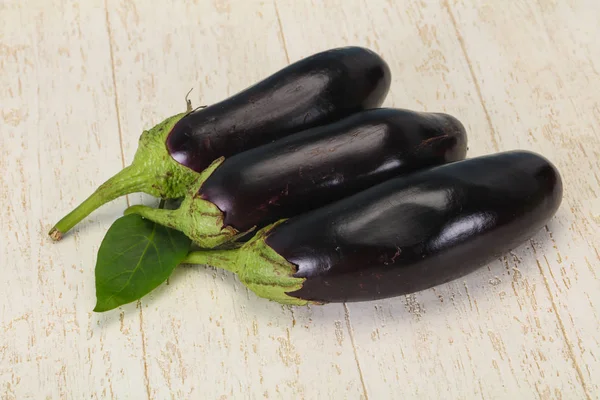 Aubergine mûre savoureuse sur fond en bois — Photo