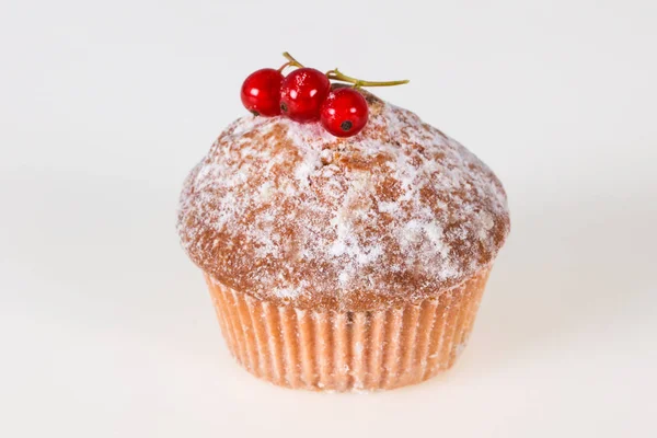 Bolo saboroso doce com groselhas vermelhas — Fotografia de Stock