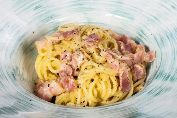 Massa Carbonara com presunto e queijo — Fotografia de Stock