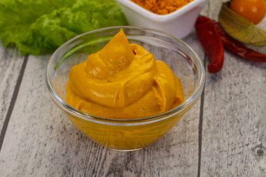 Köri sosu kabın içinde