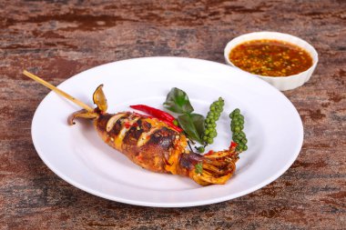 Sos ve hebs ile ızgara kalamar