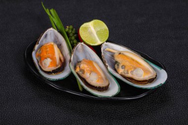 Kireç ve biber ile yarım midye