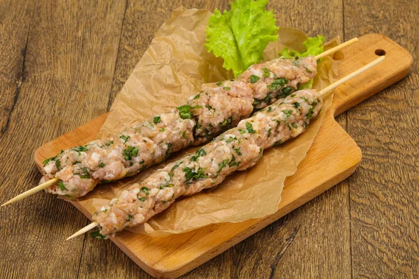 Surový mleté vepřový kebab pro gril — Stock fotografie