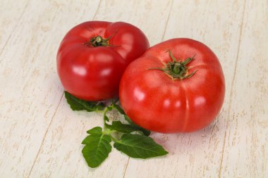 Ahşap arka plan üzerinde olgun domates
