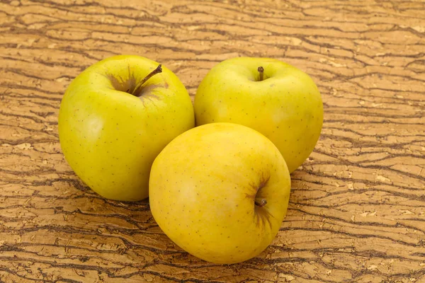 Pommes mûres jaunes — Photo
