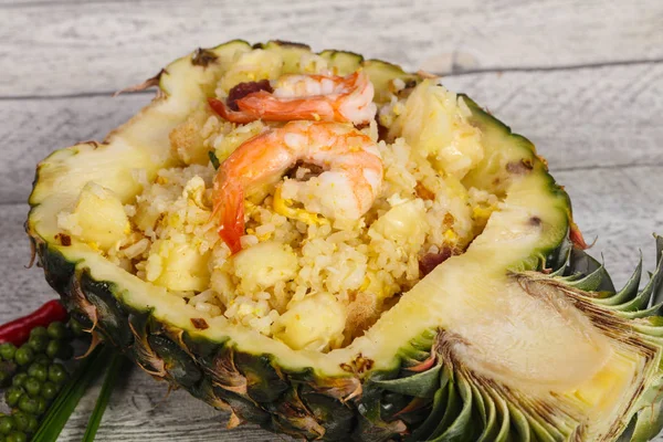 Stekt ris med ananas och räkor — Stockfoto