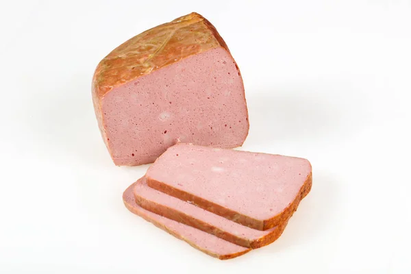 Salsichas de carne saborosas sobre fundo branco — Fotografia de Stock