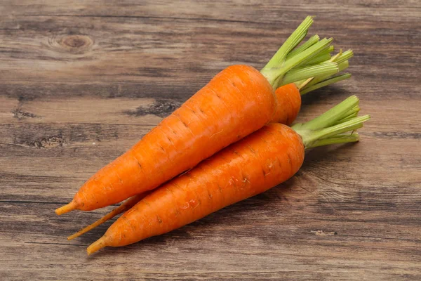 Tres jóvenes zanahoria madura fresca — Foto de Stock
