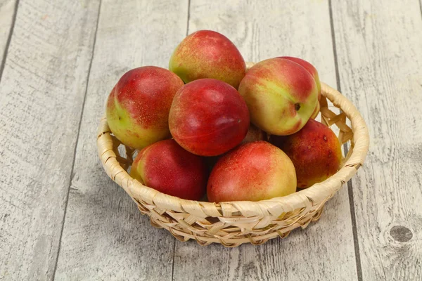 Söta läckra färska mogna aprikoser — Stockfoto