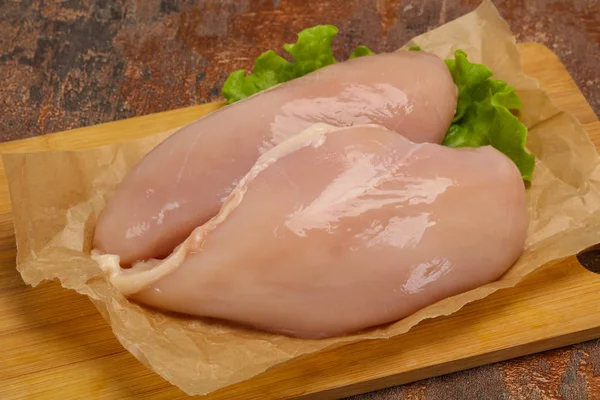 Petto di pollo crudo pronto per la cottura — Foto Stock