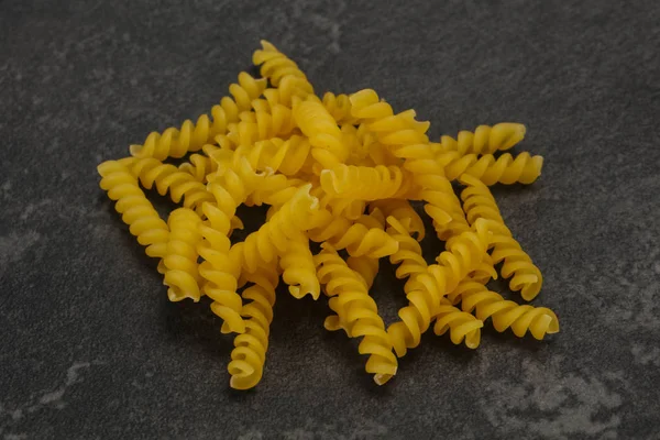 Rauwe rauwe Fusilly Italiaanse pasta — Stockfoto