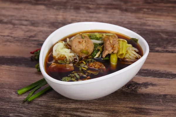 Thailändsk soppa med kött och svamp — Stockfoto