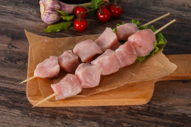 Izgara için çiğ domuz eti şiş