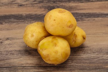 Genç küçük mevsimlik patates yığını