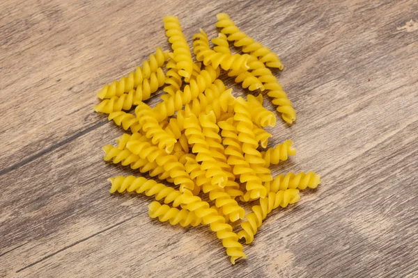 Rå rå fusilly italiensk pasta — Stockfoto