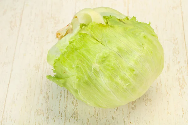 Salada fresca de Iceberg verde madura — Fotografia de Stock
