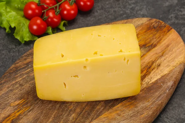 Duro giallo gustoso mattone formaggio — Foto Stock