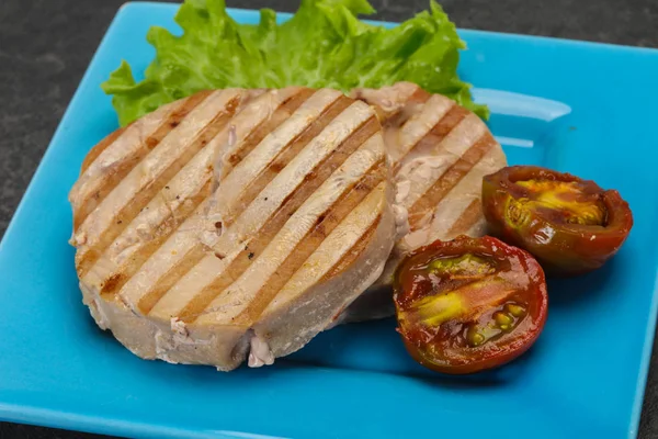 Grilled tuna steak with kumato — Stock Photo, Image