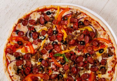 Sosis ve kıyma ile Pizza