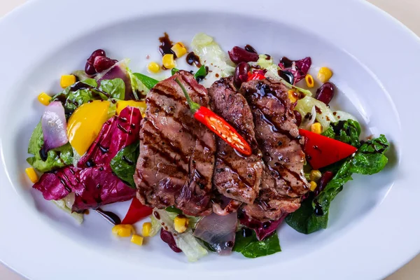 Cerdo a la parrilla con verduras —  Fotos de Stock