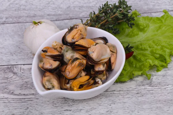 ボウルにピクルスのムール貝は、唐辛子、ニンニク、サラダを提供しています — ストック写真