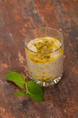 Chia ve tutku meyvesi ile puding