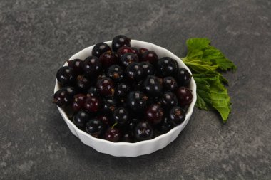 Taze olgun tatlı siyah frenk üzümü