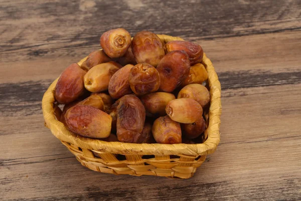 Dolci gustosi datteri secchi nel cestino — Foto Stock