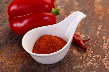 Kabın içinde kırmızı biber tozu