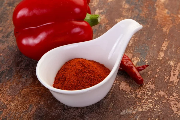 Kabın içinde kırmızı biber tozu