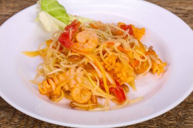 Papaya ve karides ile Tay salatası