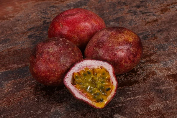 Delicoso dulce exótico fruta de la pasión — Foto de Stock