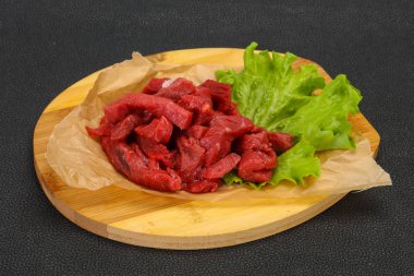 Pişirme için dilimlenmiş çiğ sığır eti