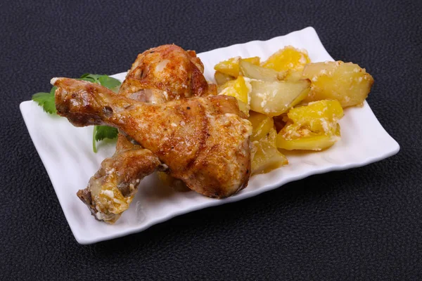 Kaki ayam panggang dengan kentang — Stok Foto